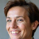 Portrét usmívající se ženy s krátkými vlasy